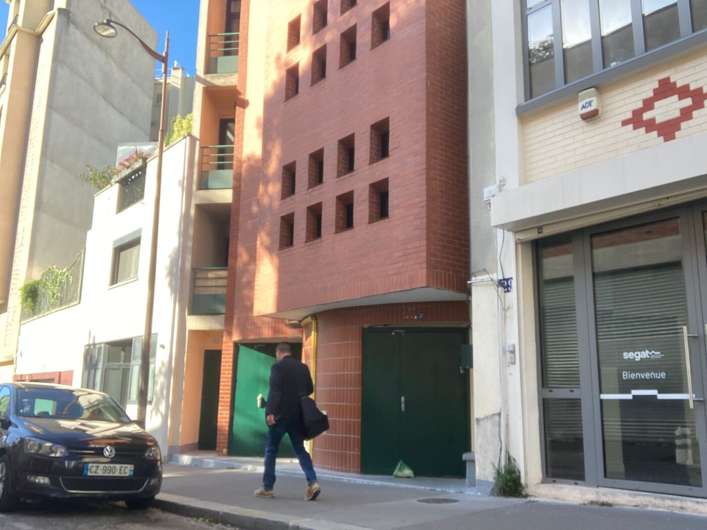 �PHOTOPQR/LE PARISIEN/Benjamin  Dervaux ; Paris ; 09/09/2025 ; Paris, XXe. C'est devant la mosqu�e Anwar El-Madina, rue �tienne Marey, qu'une t�te de cochon d�capit� a �t� retrouv�e t�t ce mardi 9 septembre. Une autre t�te de porc a �t� d�couverte simultan�ment devant une mosqu�e � Montreuil. LP/Benjamin  Dervaux *** Local Caption ***  