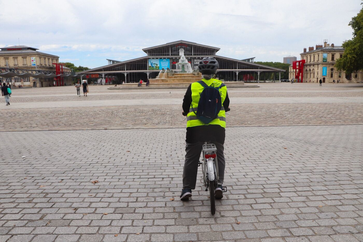 Paris (XIXe), le 26 août 2025. Waheba est l'une des participantes du programme En S'elle(s), qui permet à des femmes en situation de précarité d'apprendre ou de perfectionner leur pratique du vélo. LP/S.G.