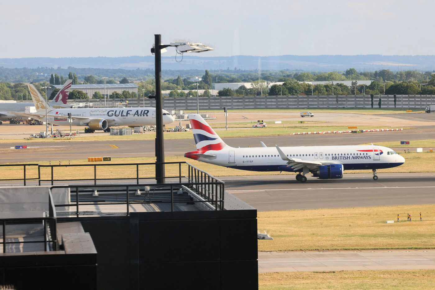 Au lendemain de la fermeture d’une zone d’enregistrement du terminal 4 de l'aéroport de Londres-Heathrow, un homme suspecté d’avoir introduit un gaz lacrymogène a été arrêté. (Illustration) REUTERS/Jack Taylor/File Photo