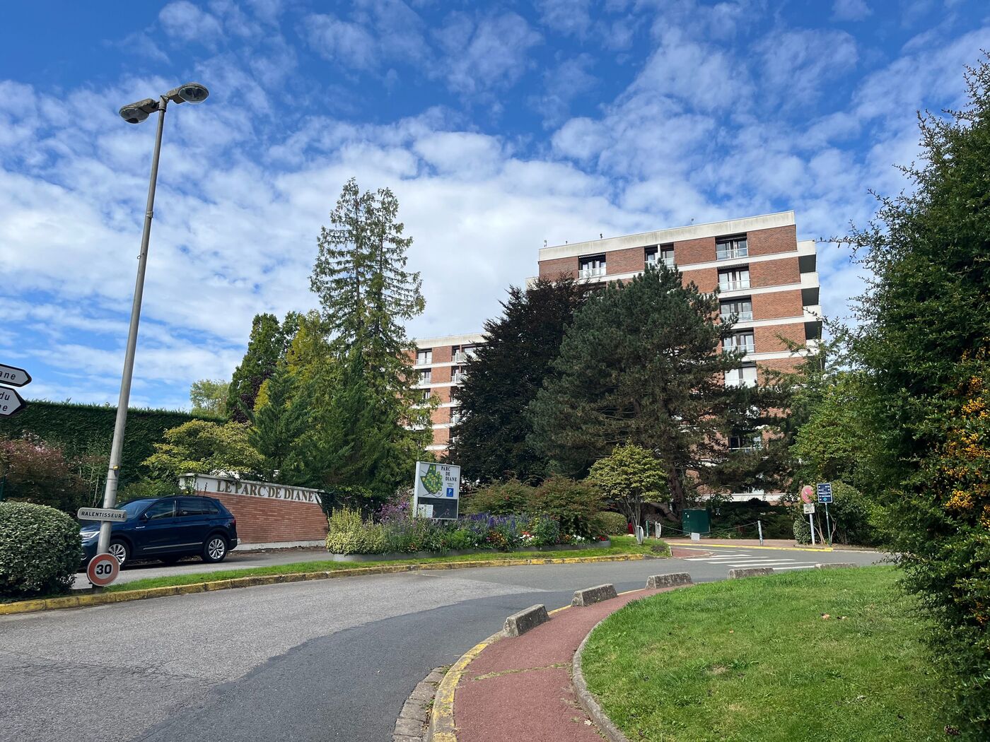 Jouy-en-Josas (Yvelines), lundi 8 septembre. La victime retrouvée tuée par balles à Bièvres habitait la résidence du Parc-de-Diane (photo). LP/B.R.