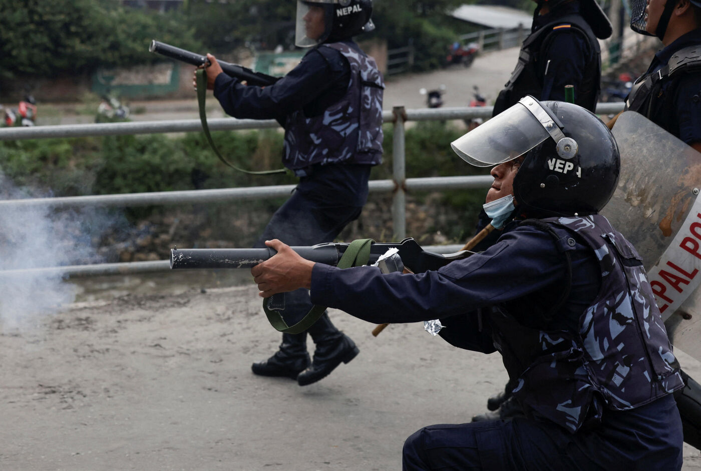 Un policier tire des gaz lacrymogènes en direction des manifestants lors d'une manifestation contre la corruption et la décision du gouvernement de bloquer plusieurs réseaux sociaux, à Katmandou, au Népal, le 8 septembre 2025. REUTERS/Navesh Chitrakar