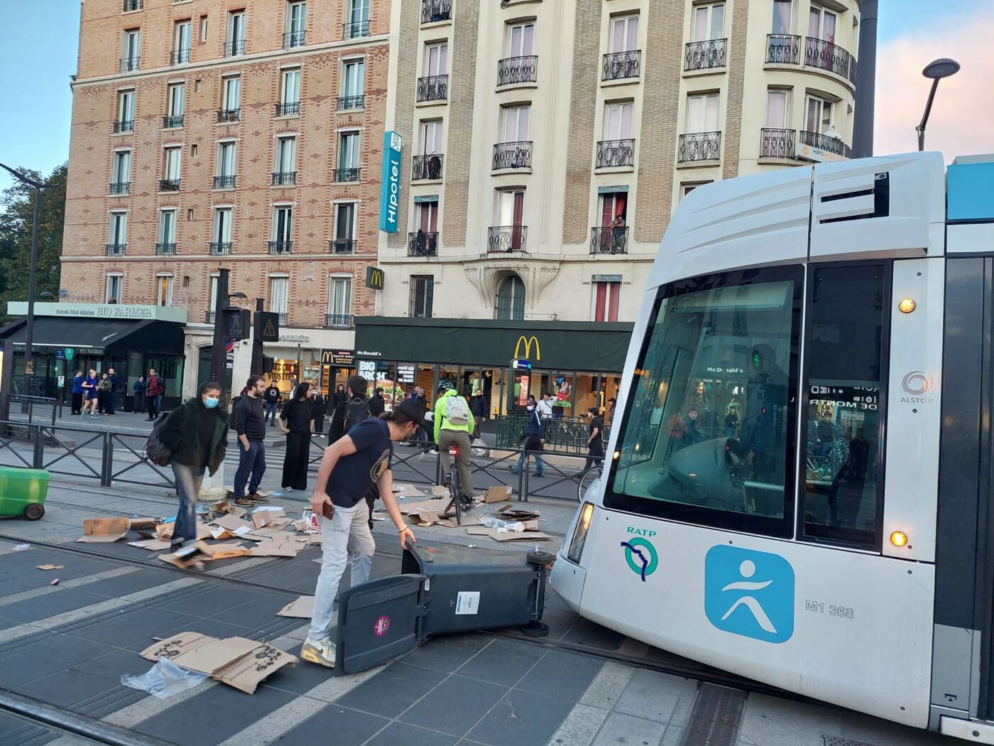 Du côté de la porte de Montreuil à Paris, des manifestants ont tenté ce matin d'installer des barricades sur le boulevard Davout avec des poubelles. LP/Vincent Montgaillard