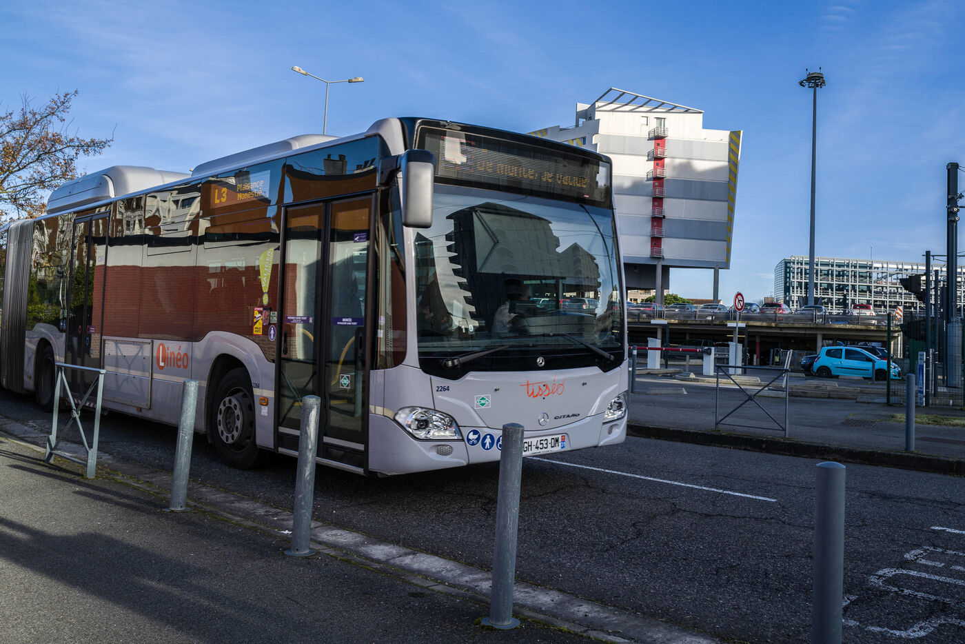 Un bus Tisseo bus dans le quartier des Arènes à Toulouse (Haute-Garonne) : leurs filtres à particules valent de l'or. SIPA/Fred Schreiber