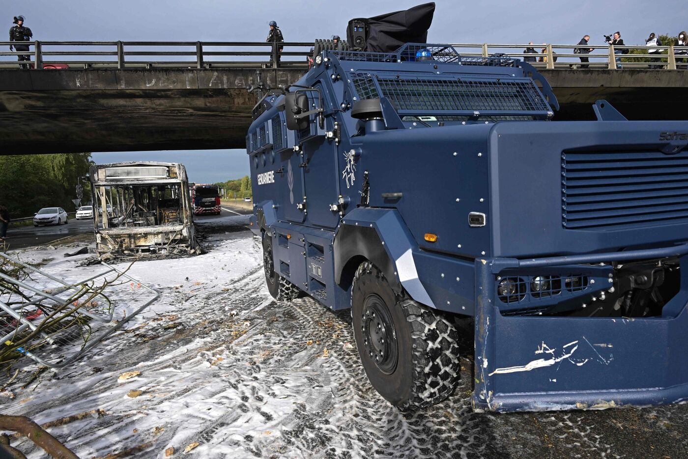 Un bus a été incendié puis a explosé sur la rocade de Rennes. AFP/DAMIEN MEYER
