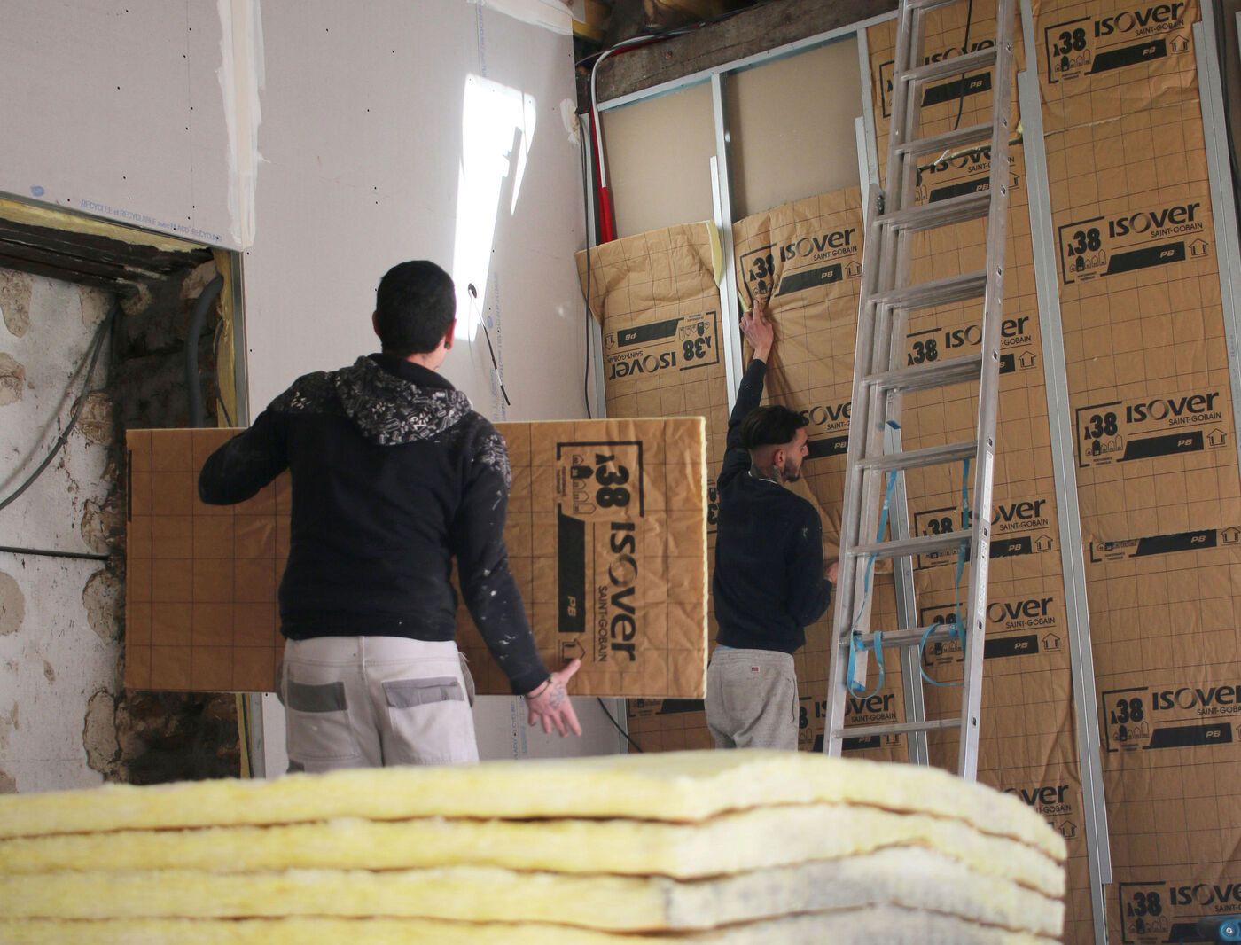 La principale nouveauté, qui a surpris les professionnels la semaine passée lors de sa divulgation, concerne l'exclusion de l'isolation des murs et de l'installation de chaudières biomasse (bois et granulés) de la liste des travaux éligibles à "MaPrimeRénov' par geste". (Illustration) LP/Julien Barbare